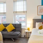 Air Host And Stay - Daisy House - Large 3 Bedroom Sleeps 7 10 Minutes From City Centre