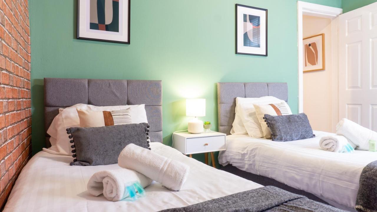 Air Host And - Daisy House - Large 3 Bedroom Sleeps 7 10 Minutes From Centre Holiday home Liverpool