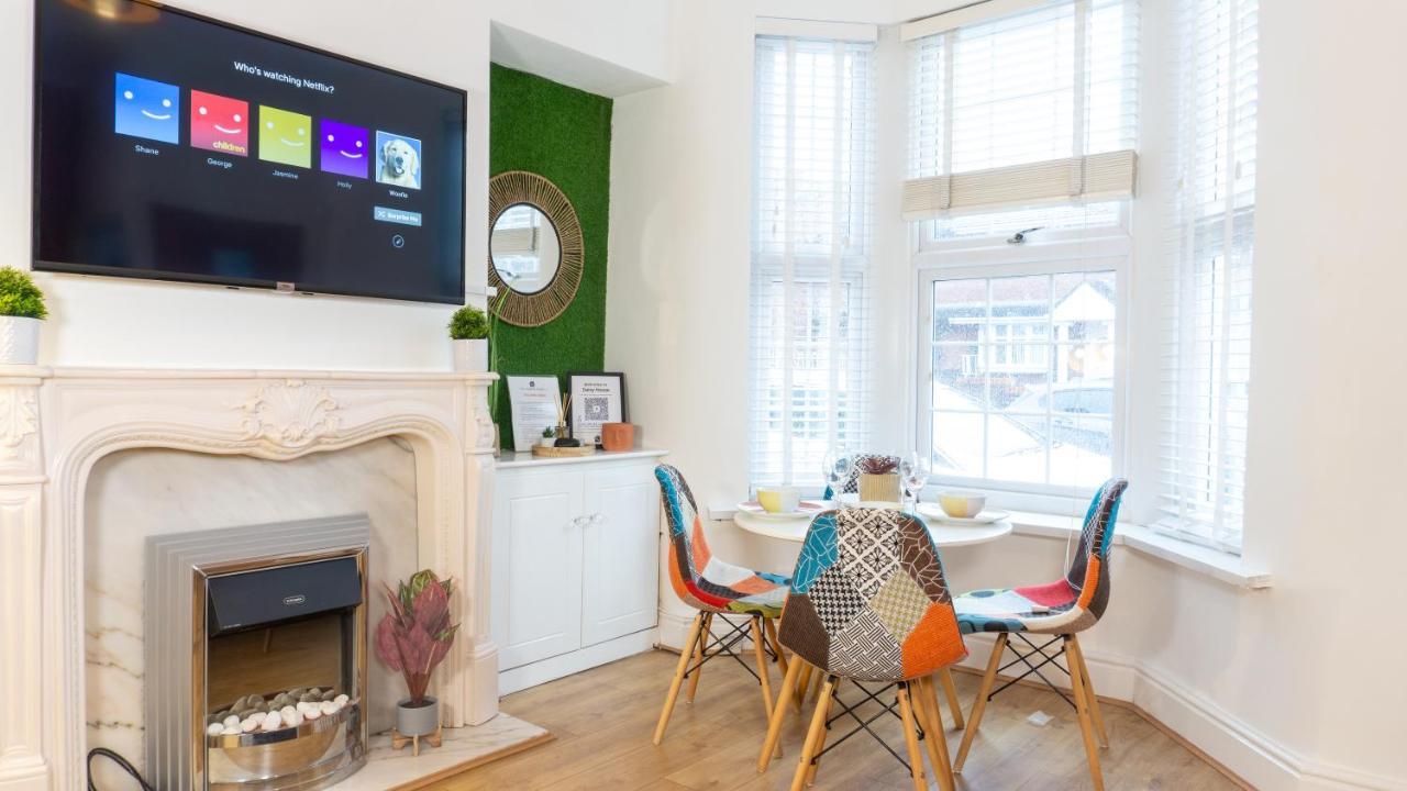 Air Host And - Daisy House - Large 3 Bedroom Sleeps 7 10 Minutes From Centre Holiday home *