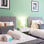 Air Host And Stay - Daisy House - Large 3 Bedroom Sleeps 7 10 Minutes From City Centre