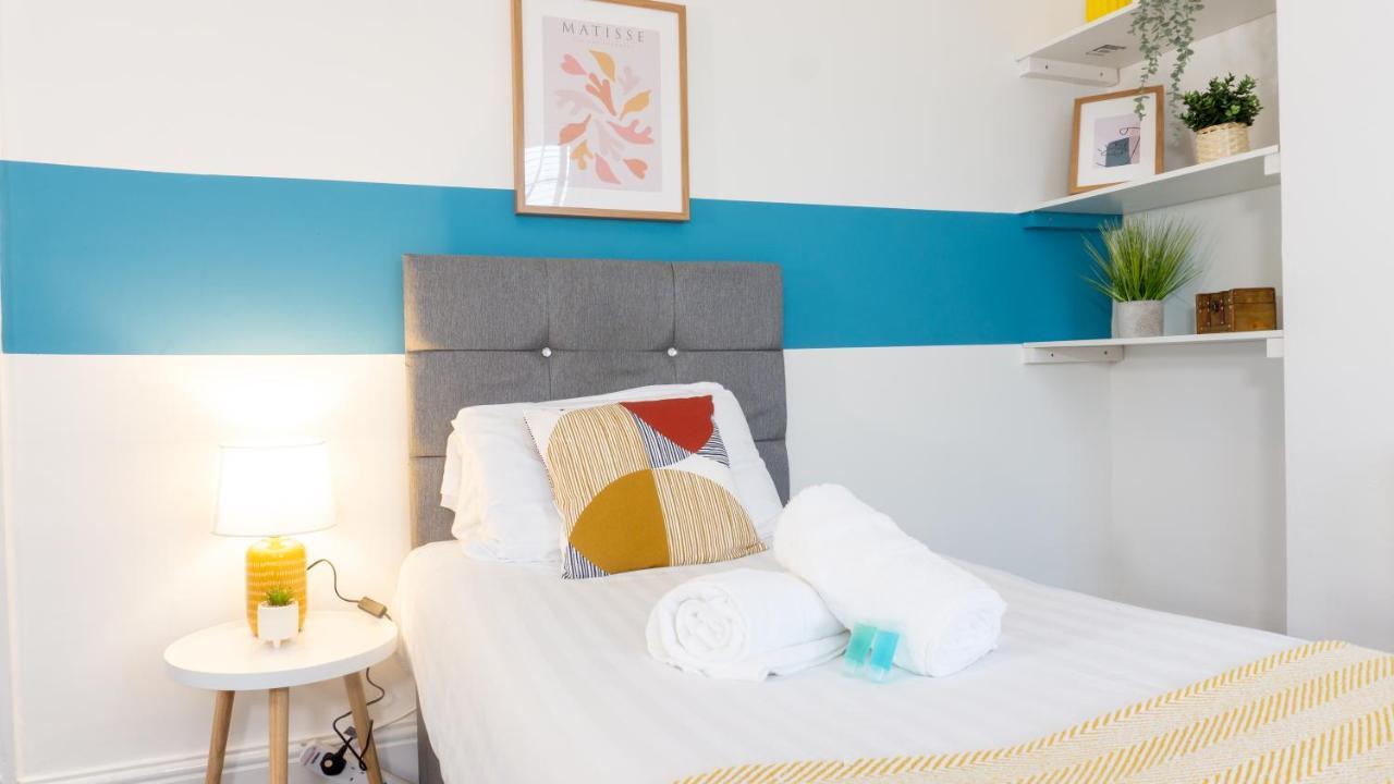 Air Host And - Daisy House - Large 3 Bedroom Sleeps 7 10 Minutes From Centre Holiday home Liverpool