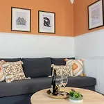 Air Host And Stay - Daisy House - Large 3 Bedroom Sleeps 7 10 Minutes From City Centre