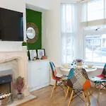 Air Host And Stay - Daisy House - Large 3 Bedroom Sleeps 7 10 Minutes From City Centre