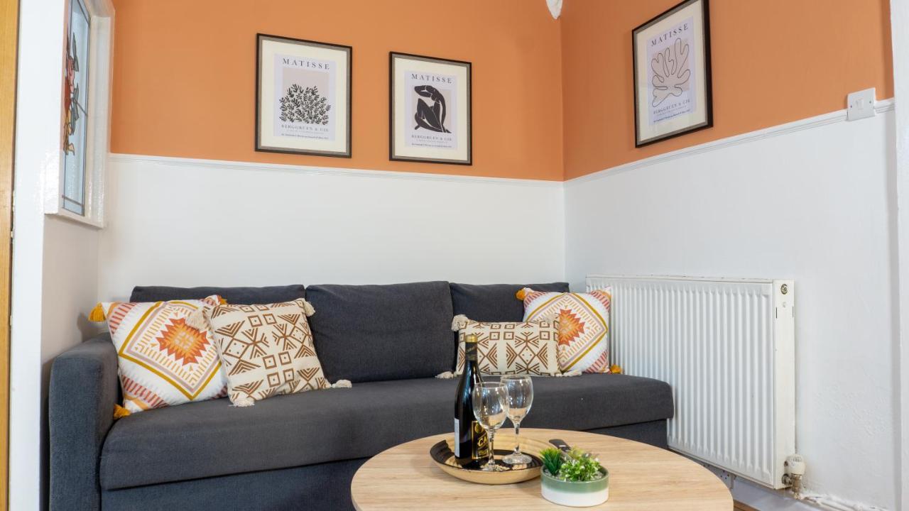 Air Host And - Daisy House - Large 3 Bedroom Sleeps 7 10 Minutes From Centre Holiday home Liverpool
