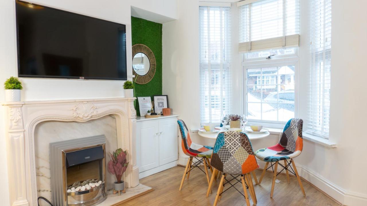 Air Host And - Daisy House - Large 3 Bedroom Sleeps 7 10 Minutes From Centre