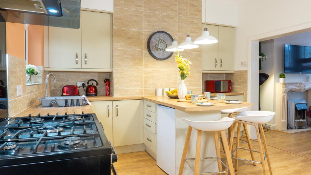 Air Host And - Daisy House - Large 3 Bedroom Sleeps 7 10 Minutes From Centre *
