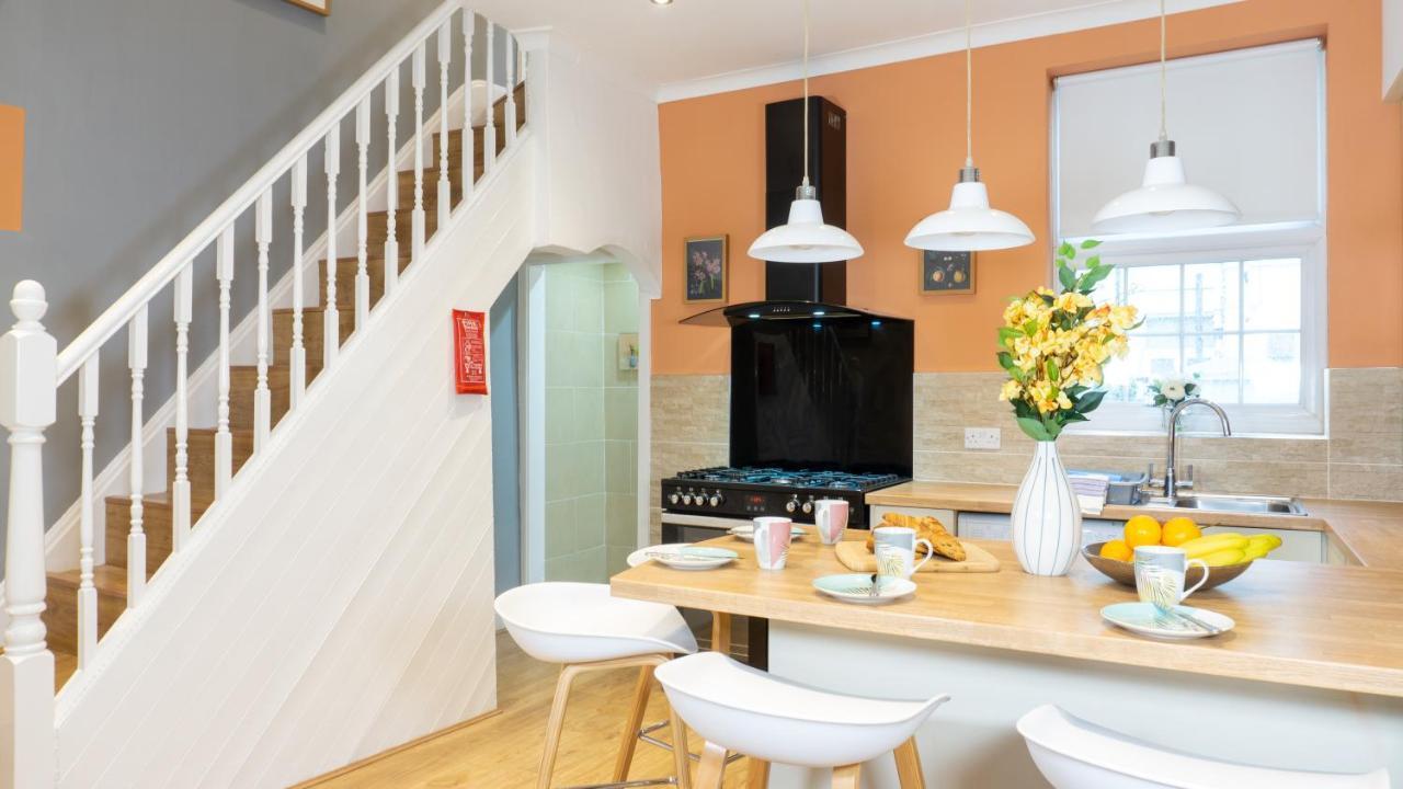 Air Host And - Daisy House - Large 3 Bedroom Sleeps 7 10 Minutes From Centre *