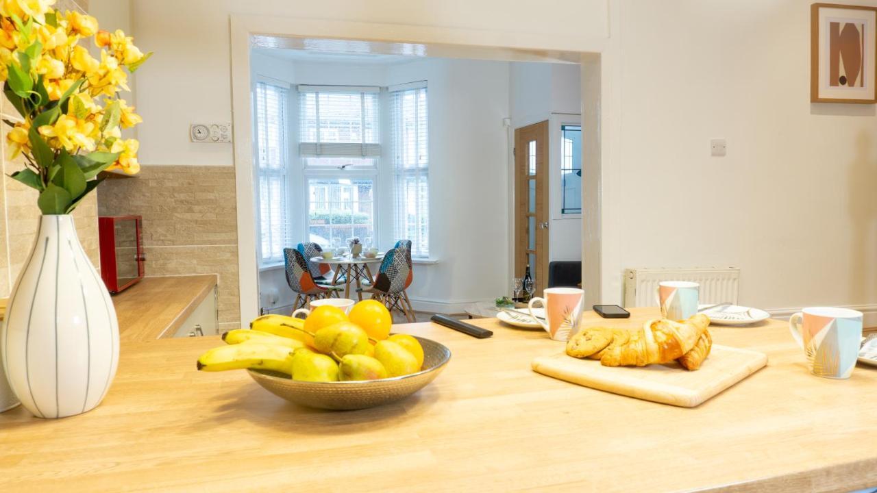 Air Host And - Daisy House - Large 3 Bedroom Sleeps 7 10 Minutes From Centre *